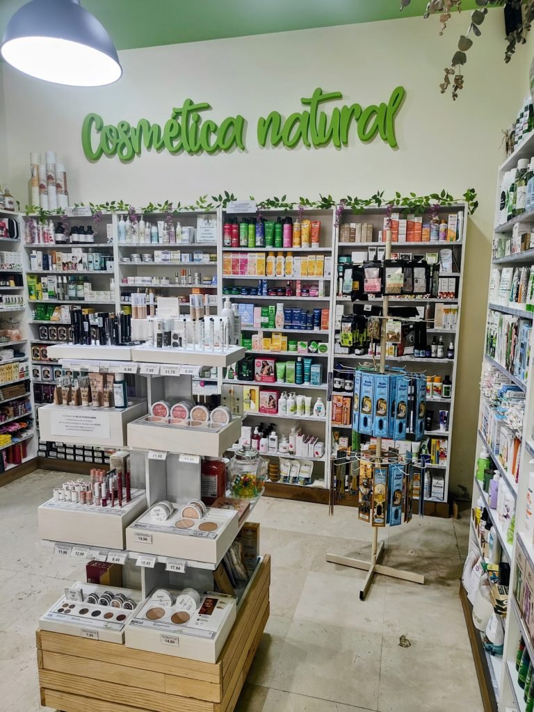 Rincón de cosmética natural de La Panacea con estanterías de cremas y aceites