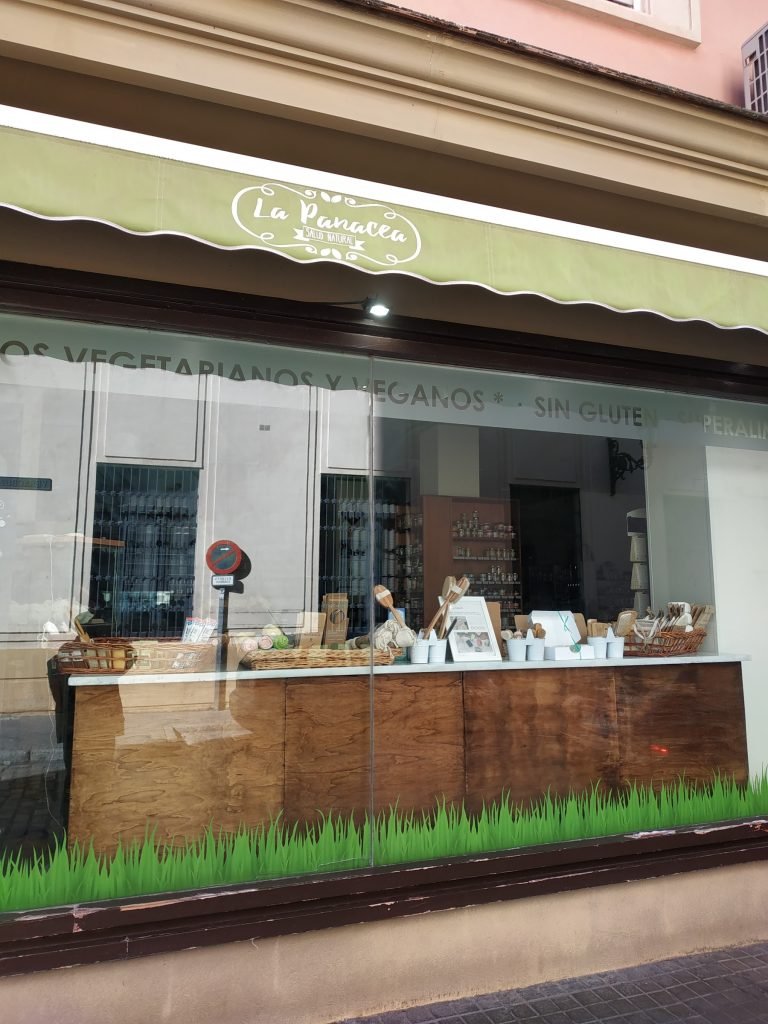 Escaparate de La Panacea con su toldo verde en la calle Veracruz, Jerez