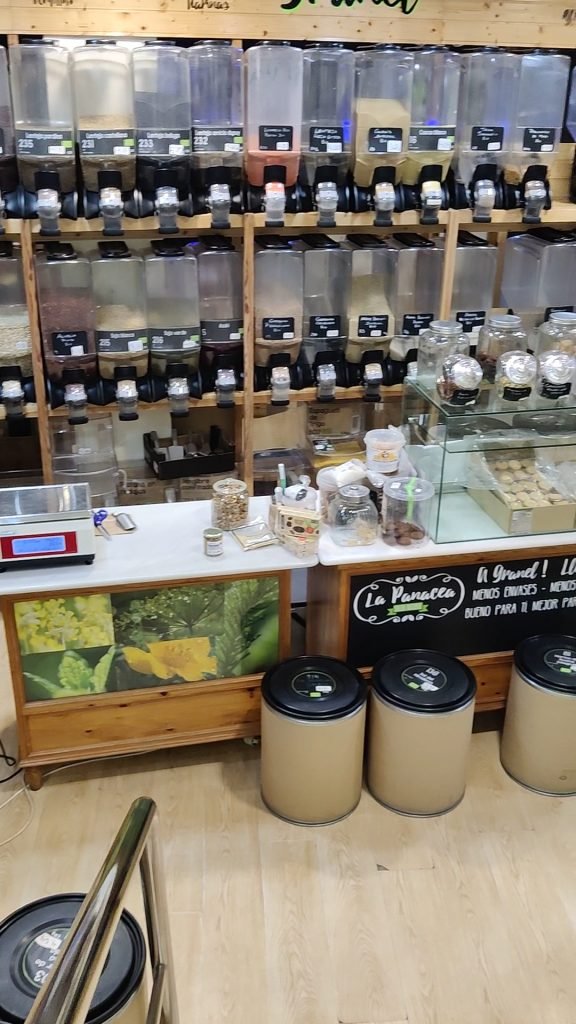 Dispensadores de productos a granel y tarros con etiquetas de pizarra en La Panacea
